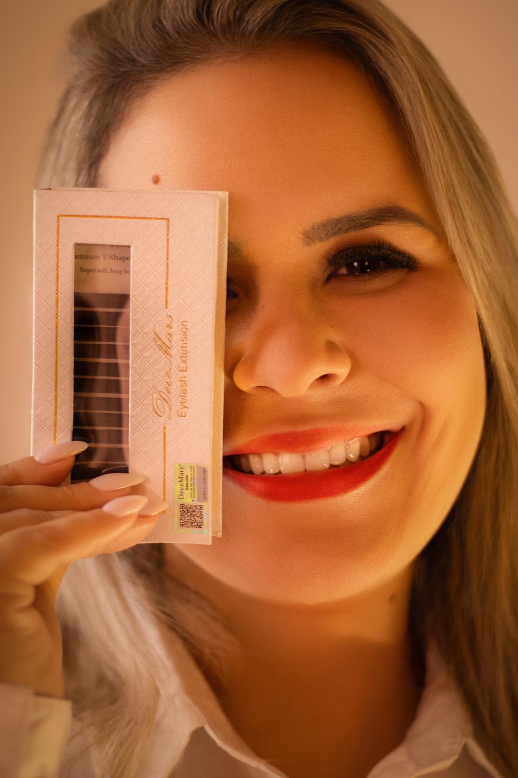 Jéssica Costa a mostrar uma caixa de extensões de pestanas